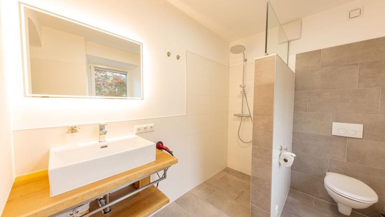 Bathroom, &copy; Victoria Huber