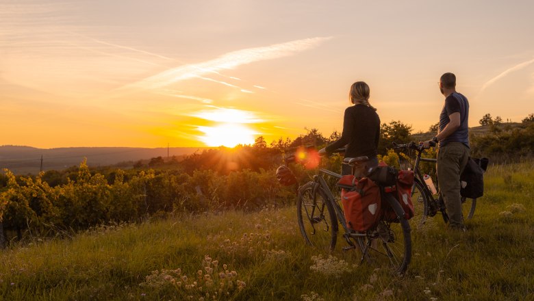 Enjoy the sunset on EuroVelo 13., © Franziska Consolati