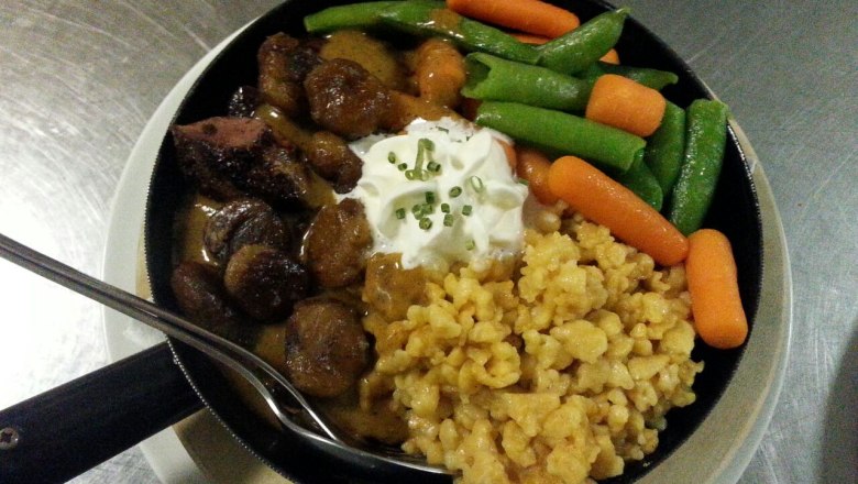 Pan-fried dish with meat, vegetables, spaetzle and cream.