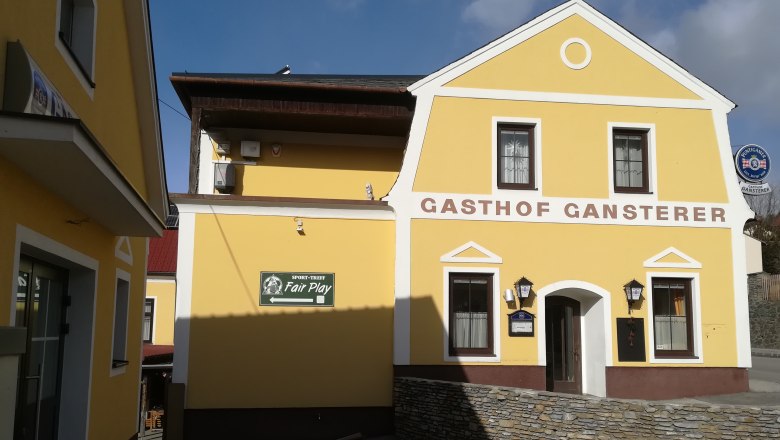 Yellow building with the inscription 'Gasthof Gansterer'.