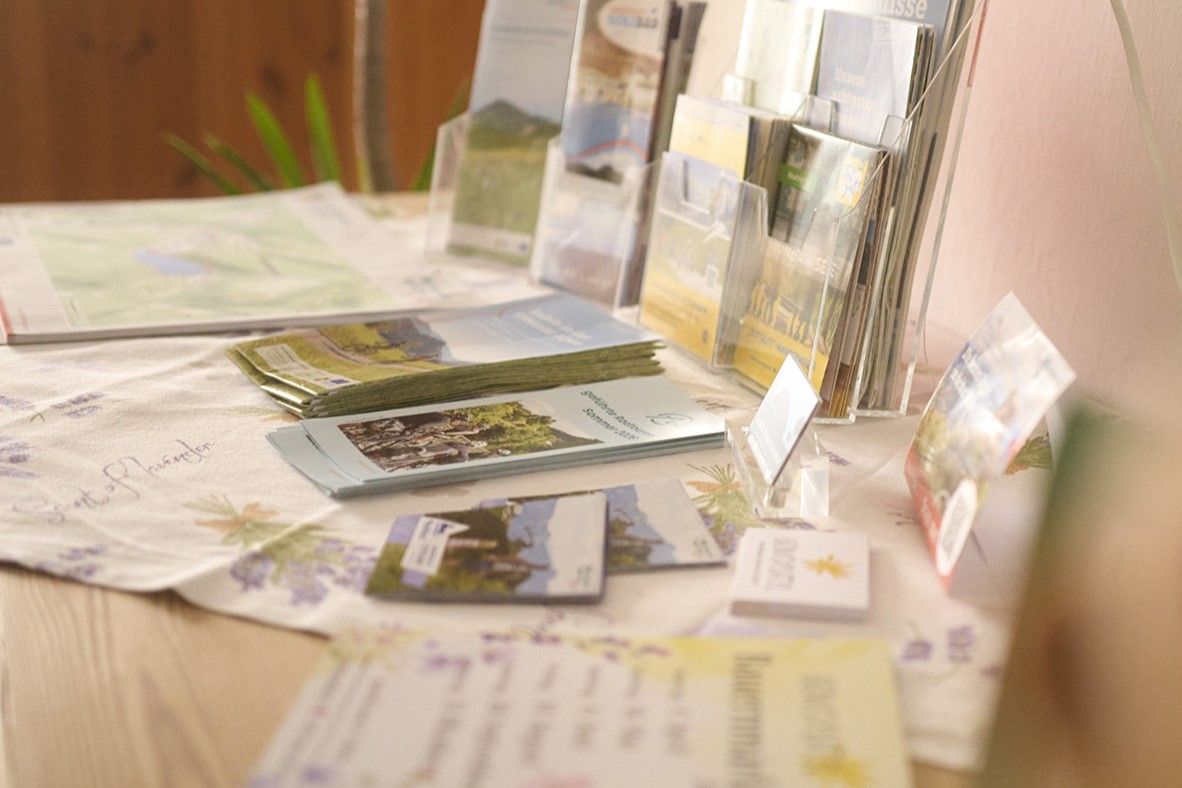 A table with various brochures and flyers about tourist activities in Lunz and the surrounding area.