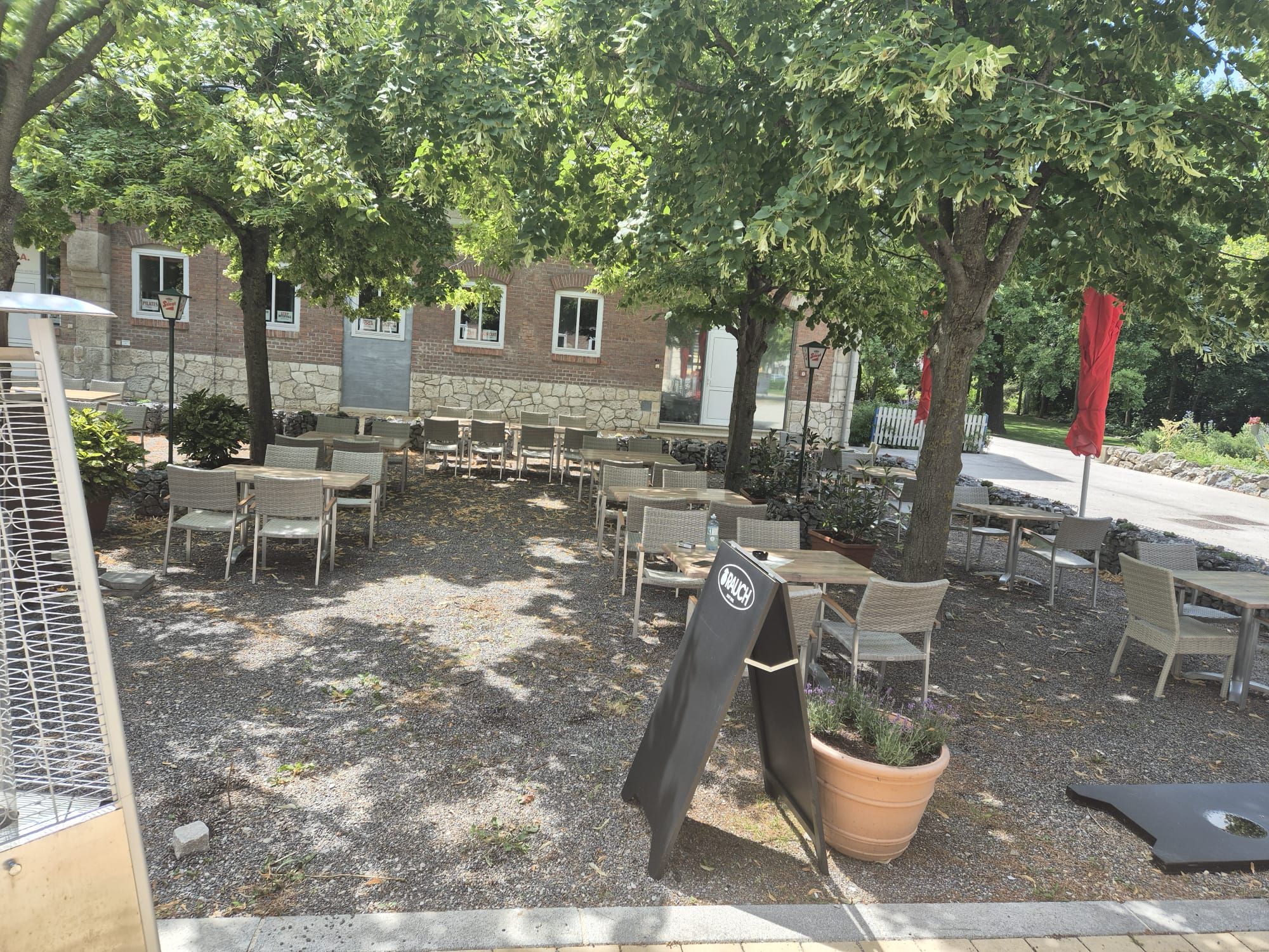Felmayers Gastwirtschaft Schwechat, guest garden with tables