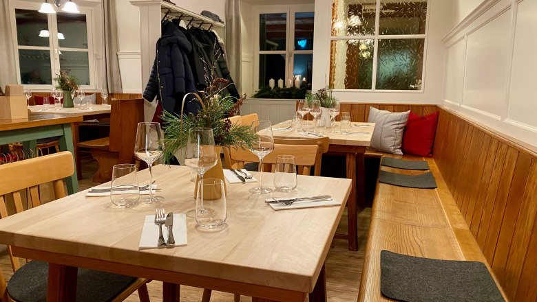 The dining room with wooden bench, wooden tables and checkroom.