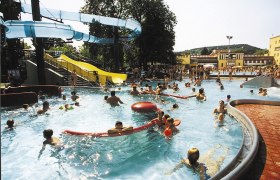 People in the Mödling leisure center in the swimming pool with slides.