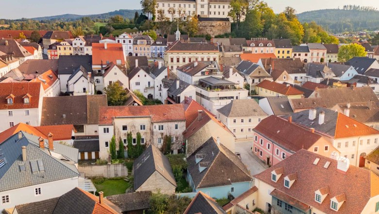 Aerial view of the town of Weitra with the castle in the background.