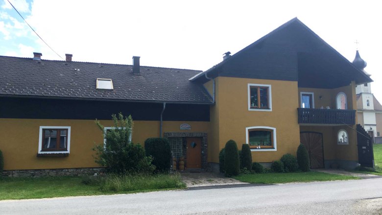 Front view of main building center entrance, &copy; Peter Brezina