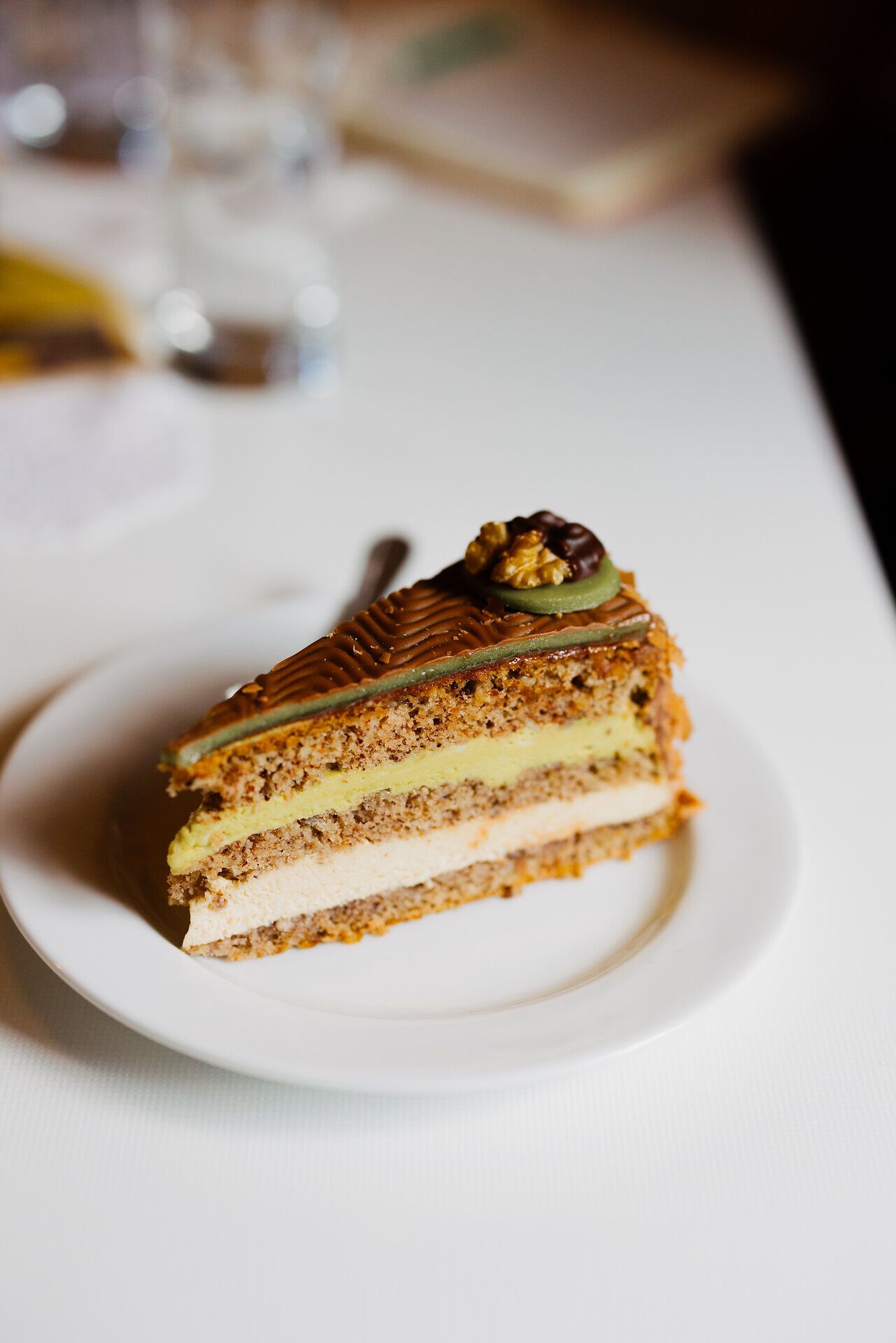 The Ghega cake seduces with its delicate layer of pistachios and nut nougat, which are harmoniously coordinated. A delight that beguiles the senses and invites you to linger while you enjoy the sweet delicacy in the charming atmosphere of the patisserie.