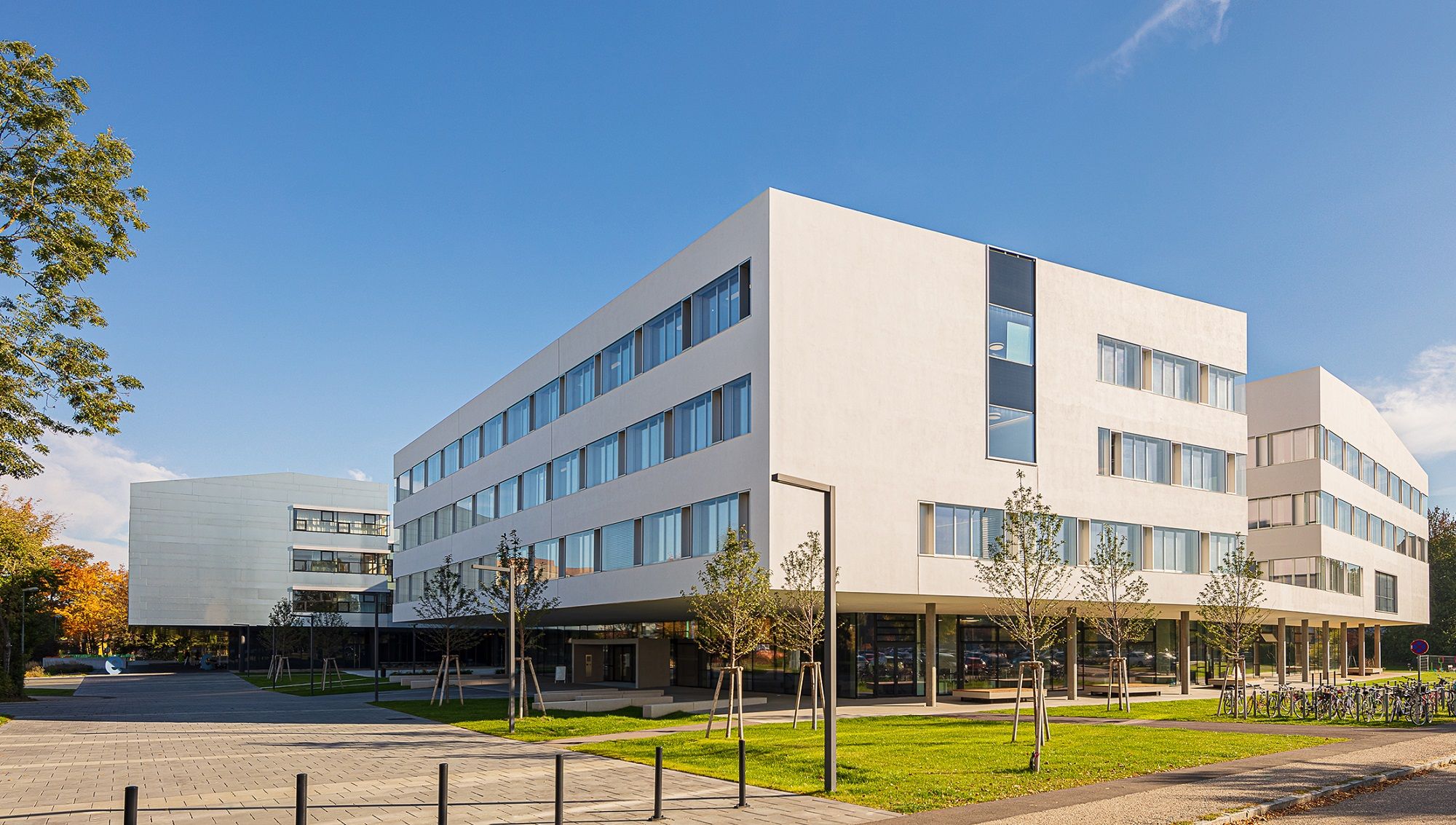 Modern buildings on the St. Pölten campus in sunny weather.