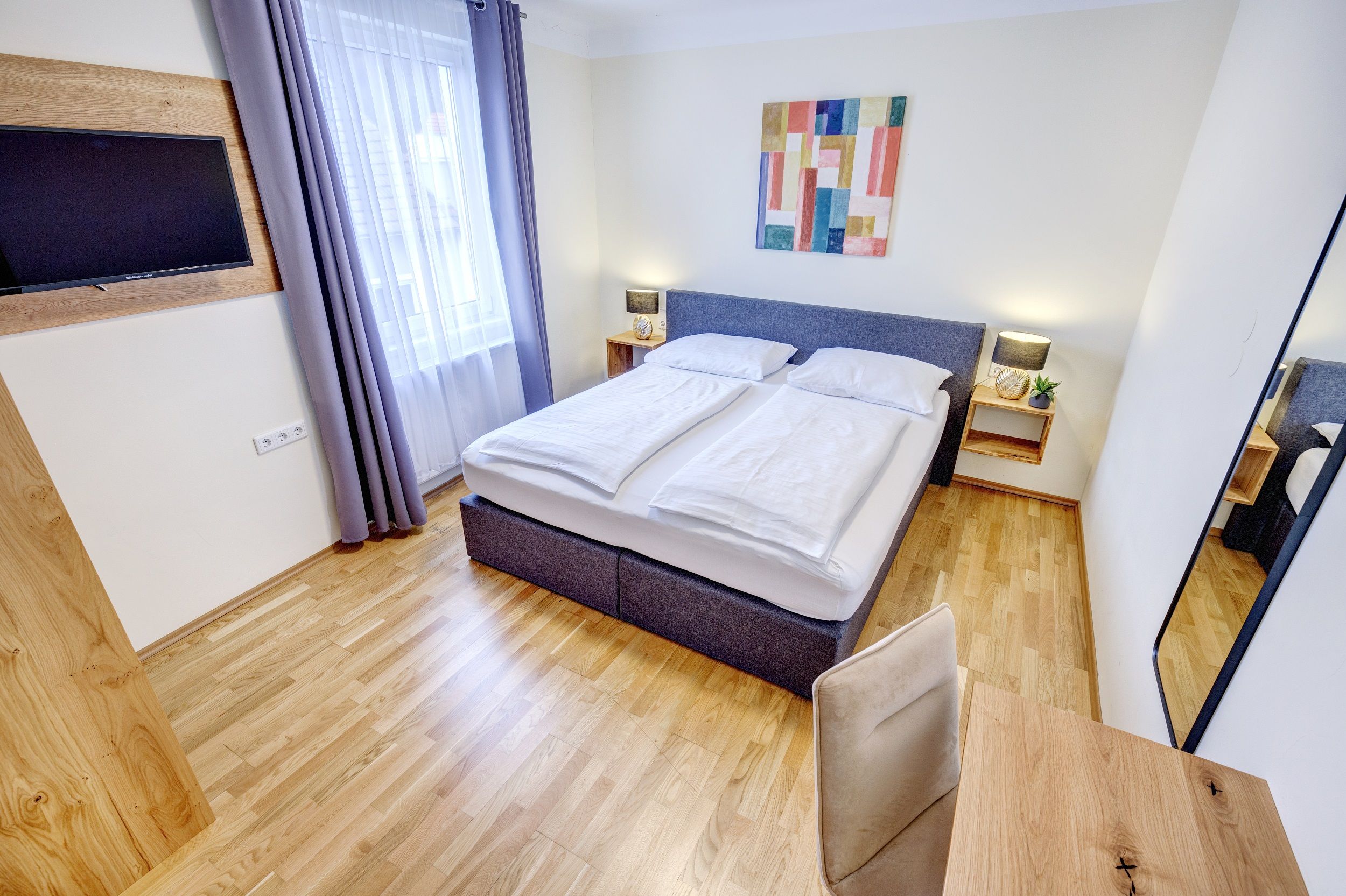 Double room with large window and wooden floor 