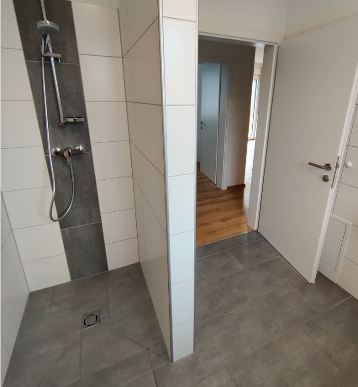 Bath/shower vacation apartment