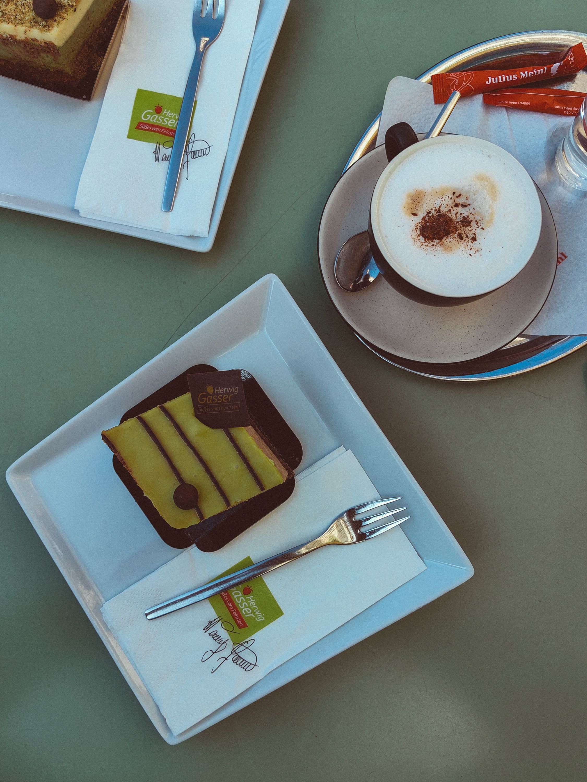 Genießen Sie eine köstliche Auszeit mit einem Stück feinem Kuchen und einer aromatischen Tasse Kaffee. Die süßen Leckereien laden dazu ein, sich in der entspannten Atmosphäre zu verlieren und die kleinen Freuden des Lebens zu zelebrieren.