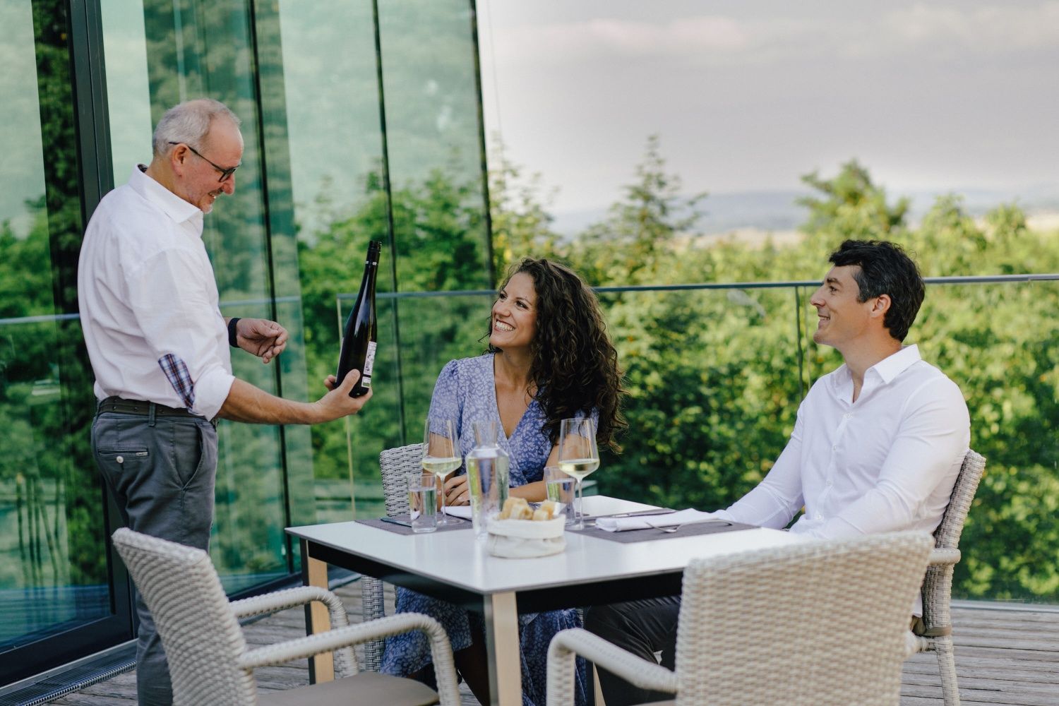 Couple sitting on the terrace of the Weritas regional wine shop