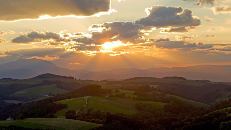 Sunset over Bucklige Welt hill country, © Wiener Alpen in Niederösterreich/Franz Zwickl