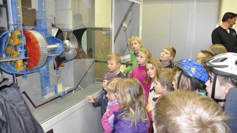 Children look at a model of a turbine at the Danube power plant in Greifenstein.