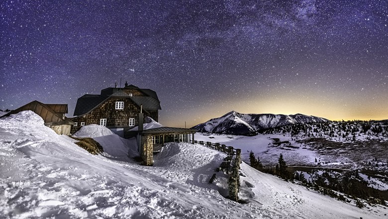 Ottohaus under the starry sky, © Wiener Alpen - Kremsl Mountain hut in the snow under a clear starry sky.