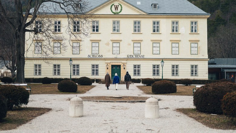Surrounded by a picturesque winter landscape, Reichenau Castle radiates timeless elegance. The snow-covered shrubs and clear skies create a peaceful atmosphere that invites you to linger. A perfect place to enjoy the winter beauty of the Vienna Alps.
