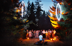 Inmitten eines malerischen Waldes versammeln sich Menschen, um die harmonischen Klänge eines Musikers zu genießen. Die sanften Lichter der Umgebung schaffen eine zauberhafte Atmosphäre, die den Sommerabend unvergesslich macht.