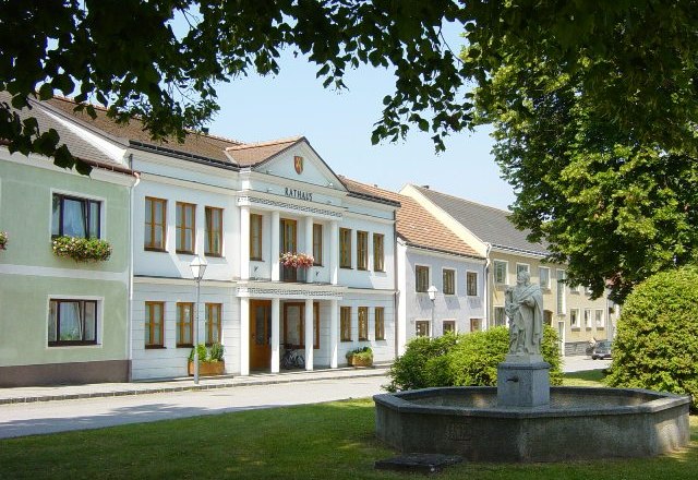 Schweiggers town hall with fountain in the foreground.