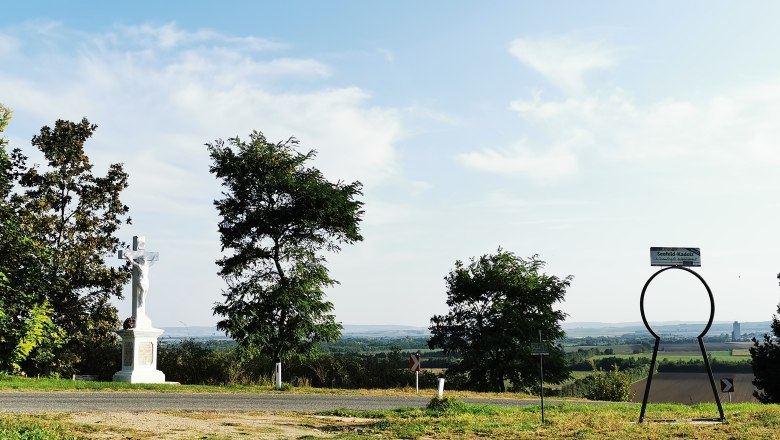 Landscape with cross and Seefeld-Kadolz sign.