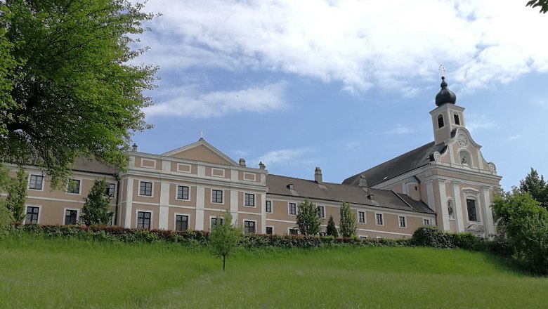 Maria Jeutendorf pilgrimage church with blue sky and green meadow.