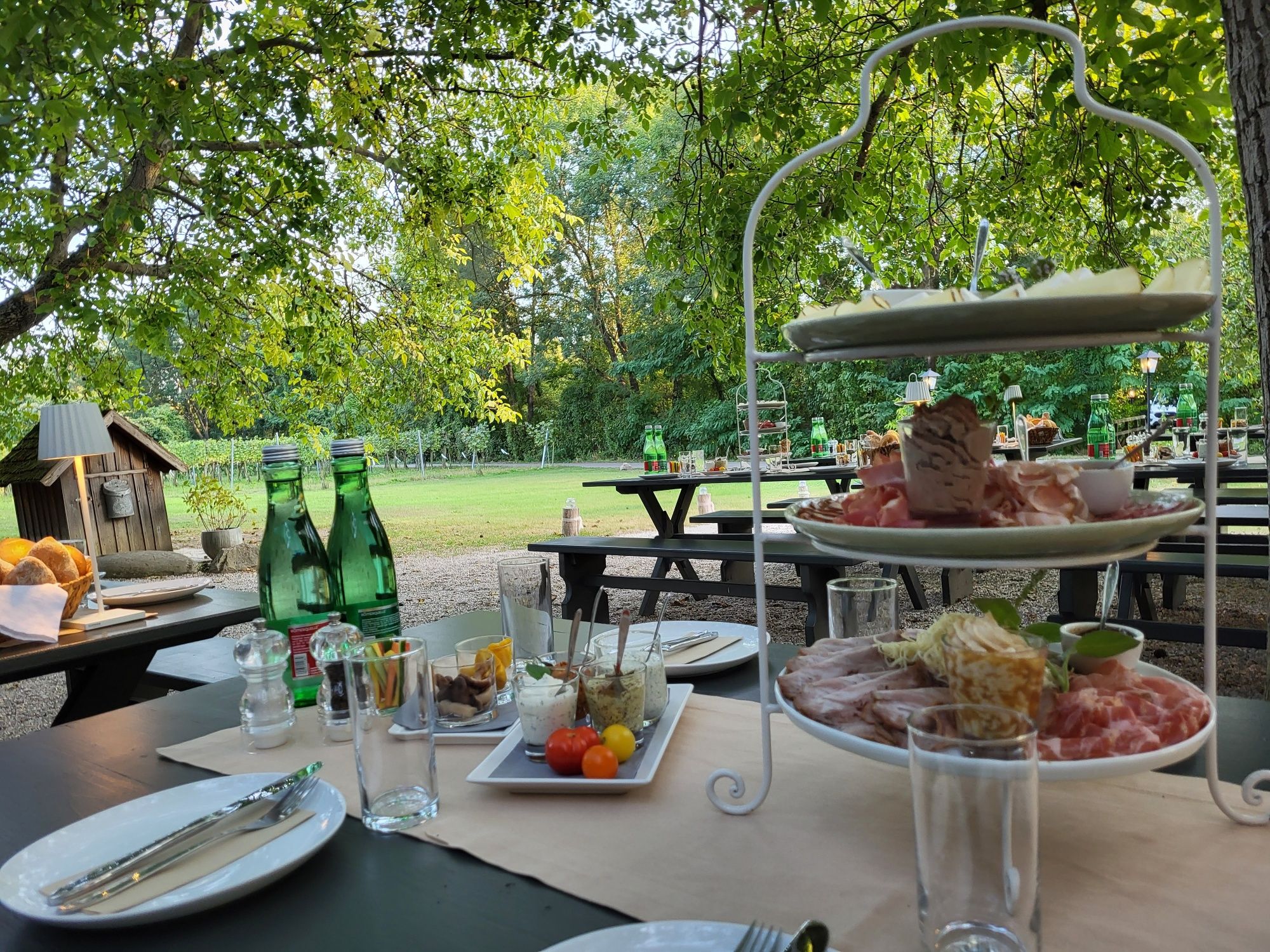 Set table in the outdoor area of the Heiss Keller with glasses and crockery; atmospheric ambience for enjoyment and socializing.