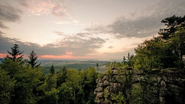Mandelstein viewpoint with a view of the wooded landscape at sunset.