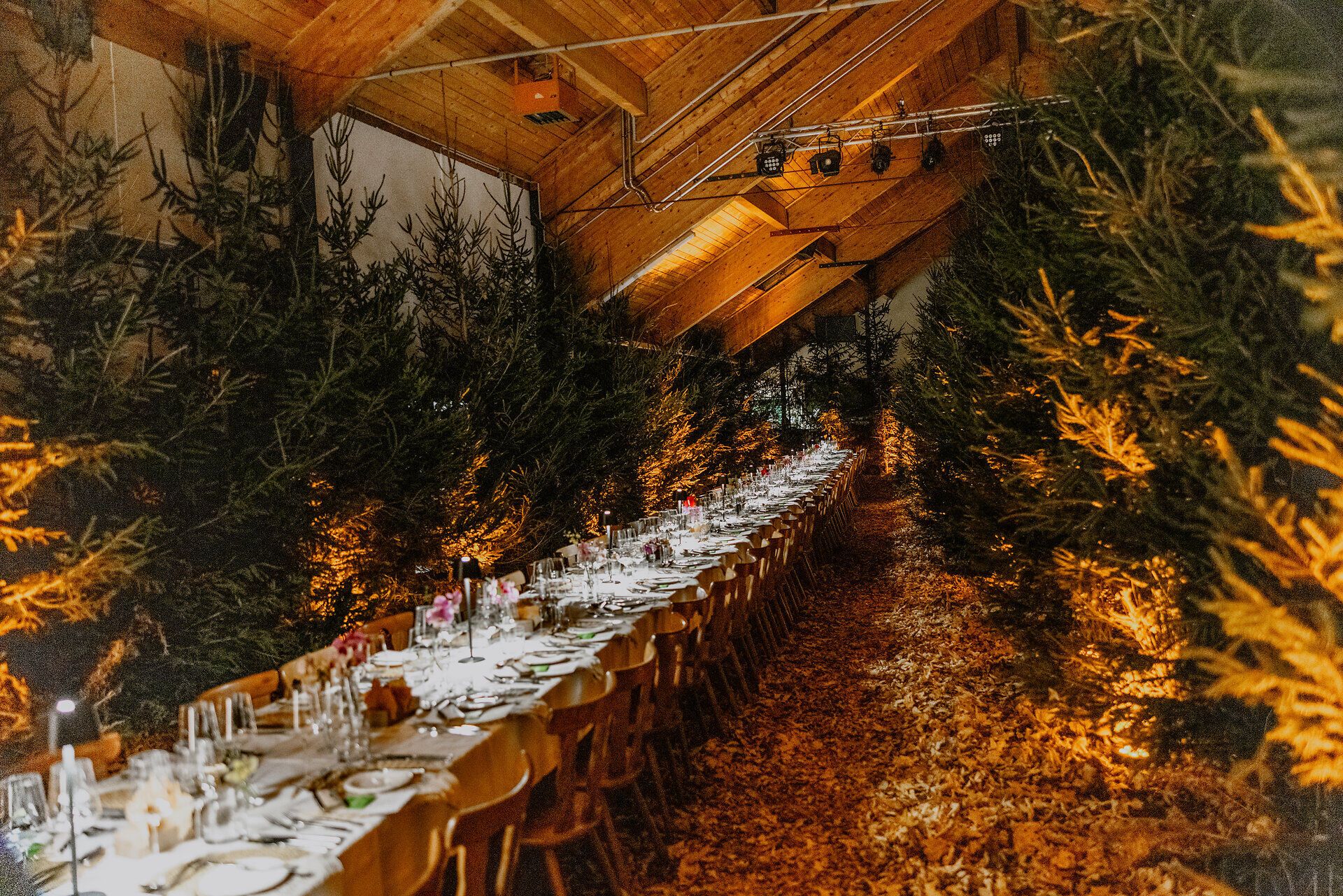 Halle mit Bäumen und Laub dekoriert, gedeckte Tafel