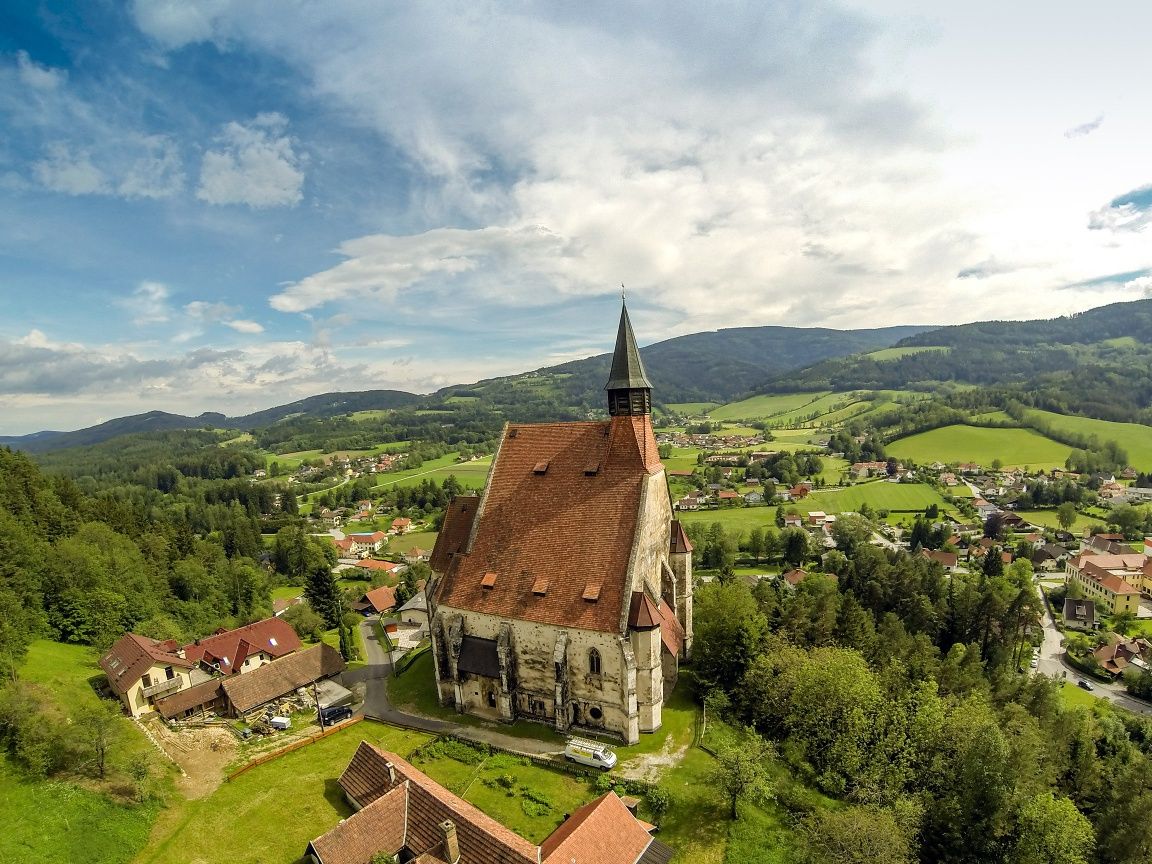 The Wolfgangskirche church in Kirchberg am Wechsel
