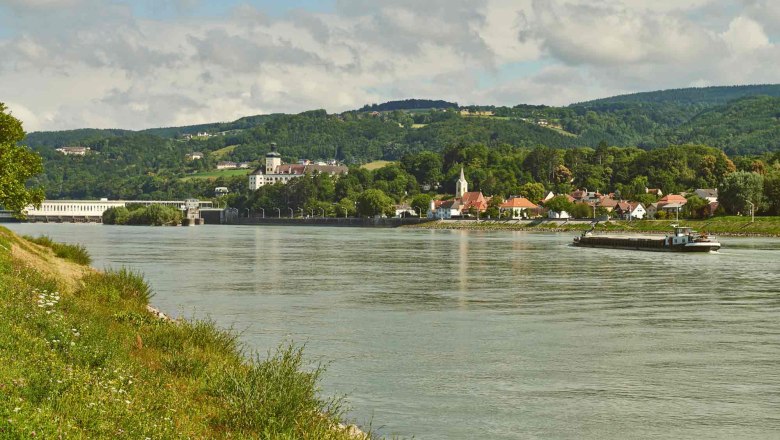 View of Persenbeug-Gottsdorf, © Klaus Engelmayer River landscape with village and hills in the background.