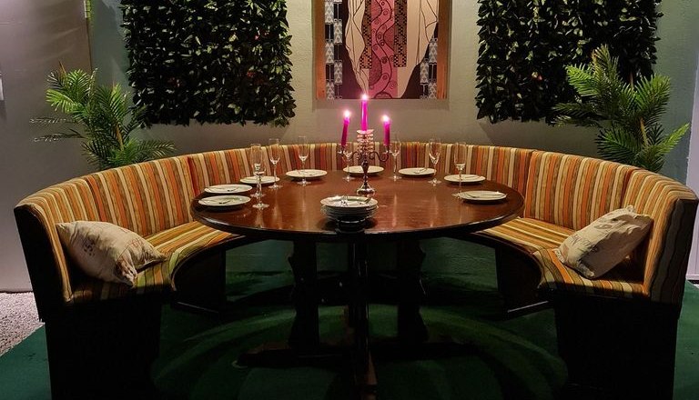 COURTYARD ROUND TABLE, &copy; VITA