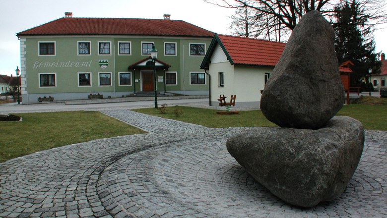 Gro&szlig;dietmanns municipal office with stone sculpture in the foreground.