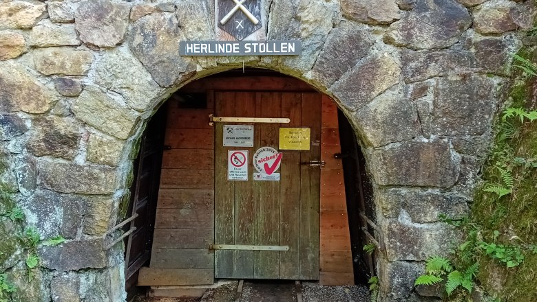 Entrance to the Herlinde gallery with 'Glück Auf' sign.