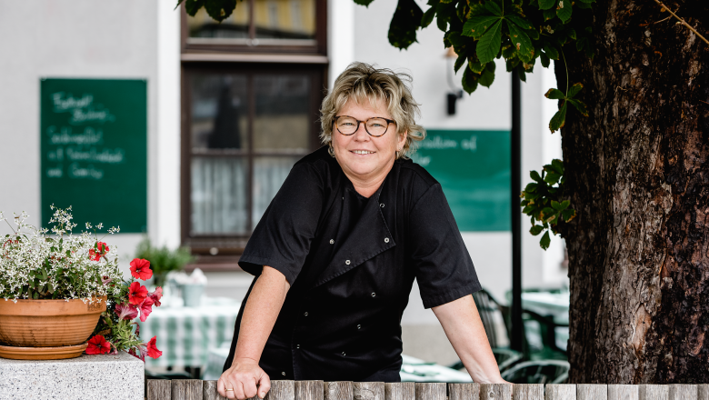 In the midst of the picturesque landscape of the Mostviertel region, landlady Martina Ebner radiates warm hospitality. Surrounded by flowering plants and the inviting atmosphere of the inn, she invites guests to enjoy the culinary delights of the region. Tradition is lived here and every visit is an unforgettable experience.