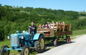 Into the mountains with the tractor!, © Familienbauernhof Pieringer