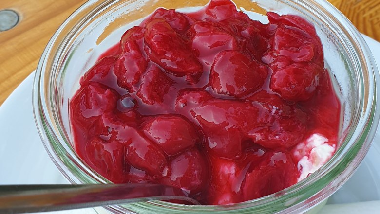 Winery & wine tavern Steurer, Haslau/Danube, rice pudding with sour cherry roaster, © Donau Niederösterreich