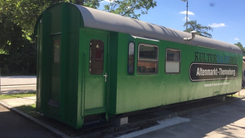 Green luggage trolley, &copy; M. Schorn