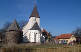 Church and building in Gro&szlig;g&ouml;ttfritz under a clear sky.