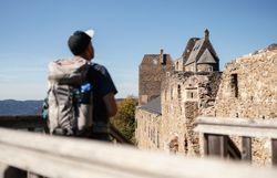 Die majestätische Burgruine Aggstein thront über der Donau und bietet einen atemberaubenden Blick auf die umliegende Landschaft. Wanderer, die den Welterbesteig erkunden, können die frische Bergluft und die beeindruckenden Ausblicke genießen, während sie die Geschichte dieser alten Festung spüren.
