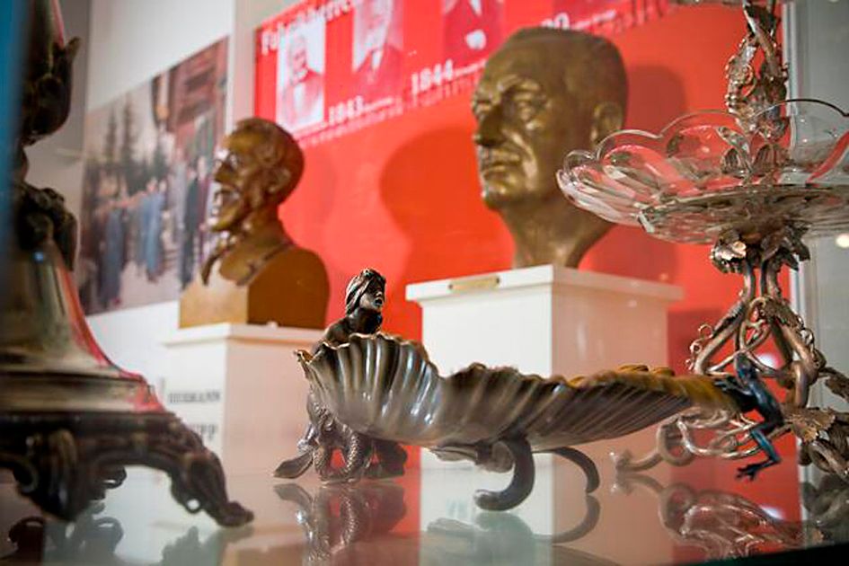 Exhibits in the Krupp Stadt Museum Berndorf, including busts and decorative objects.