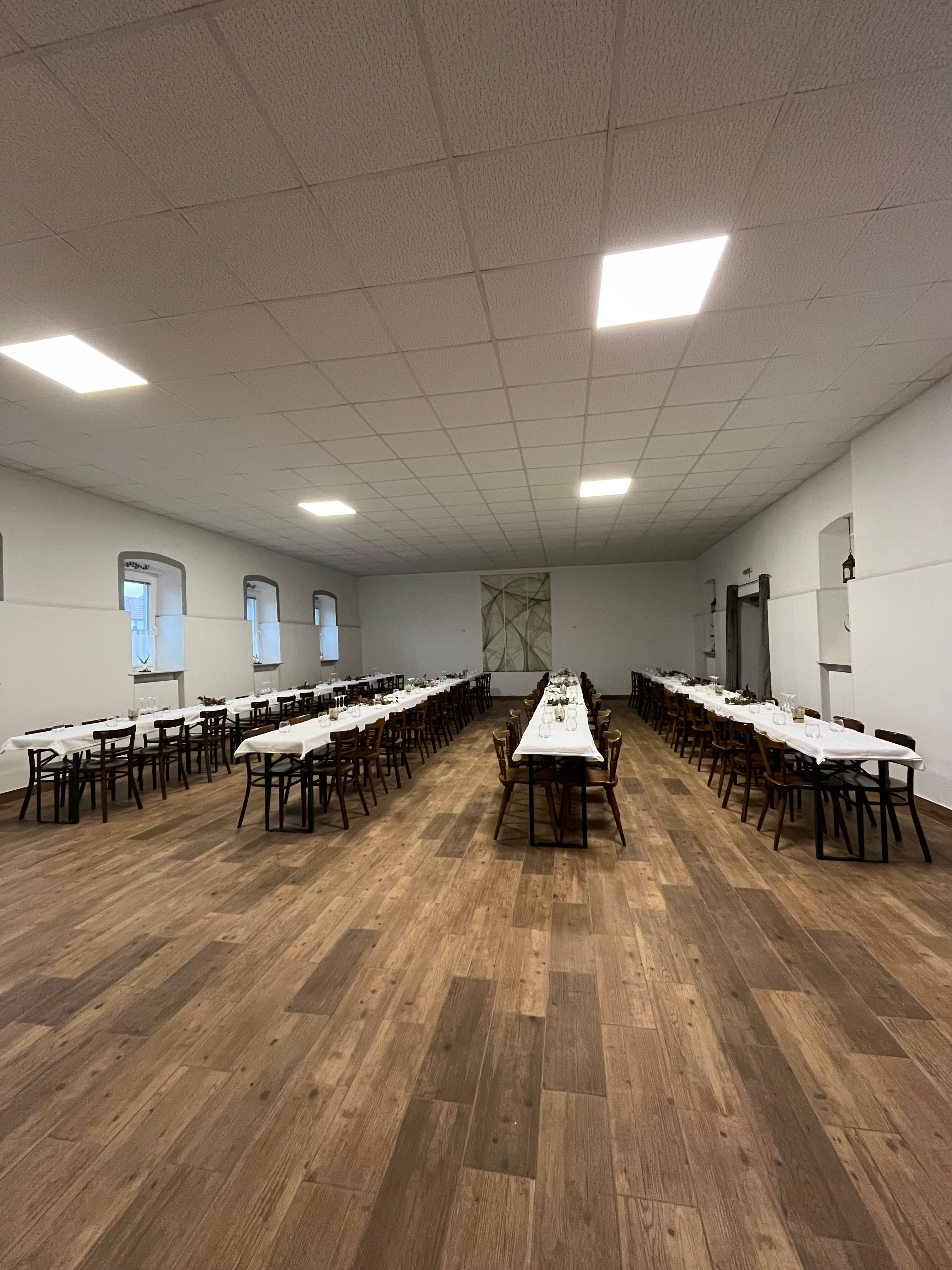 Stixer Hof, Stixneusiedl, large hall with tables and armchairs