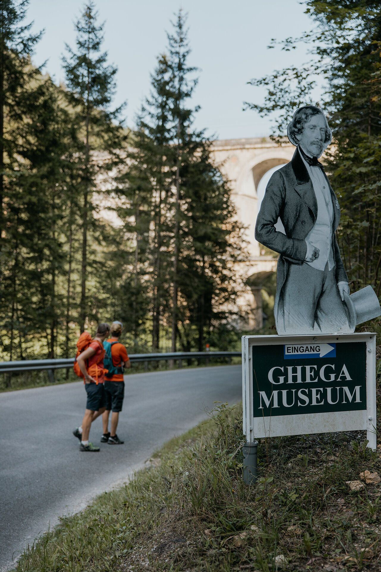 Two hikers in front of the entrance to the Ghega Museum