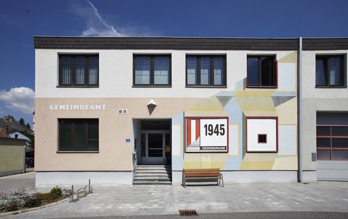 Facade of the municipal office in Hochwolkersdorf with memorial room 1945.