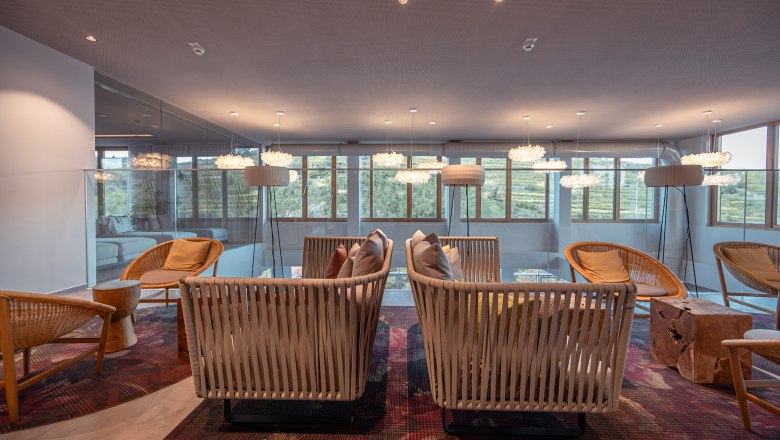 Steigenberger Hotel & Spa, Krems, © Niederösterreich Werbung / Maximilian Pawlikowsky Interior view of the spa area with comfortable seating and large windows.