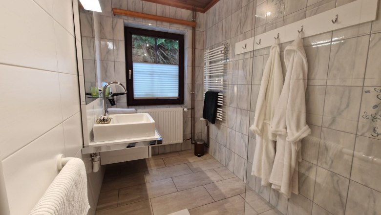 Bathroom, &copy; Gabriele Tromp