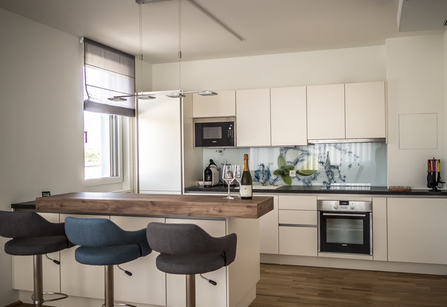 TDR-Fewo Rooftop Kitchen, © Guestia GmbH Modern kitchen with adjoining bar and window