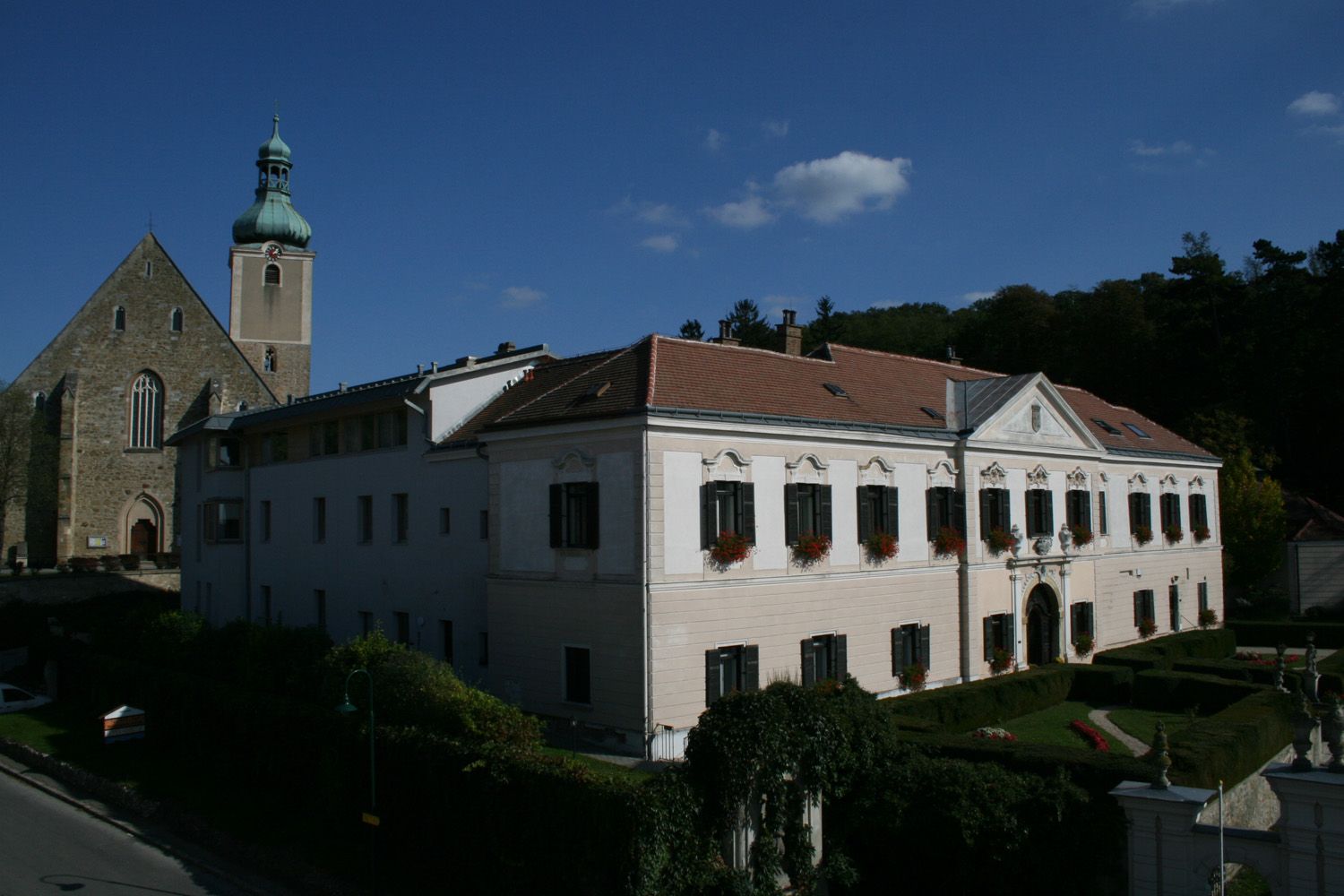 Schloss Großrußbach education center with the church in the background.