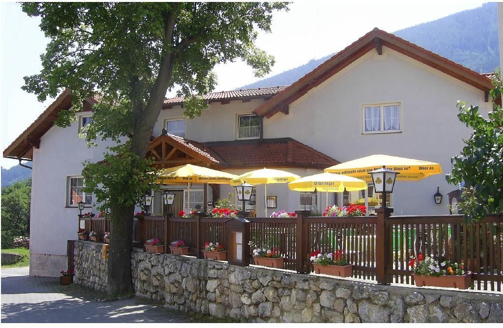 Inn with terrace and yellow parasols.