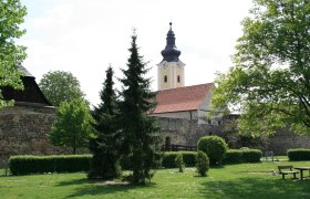Mautern parish church with church tower and garden in the foreground.