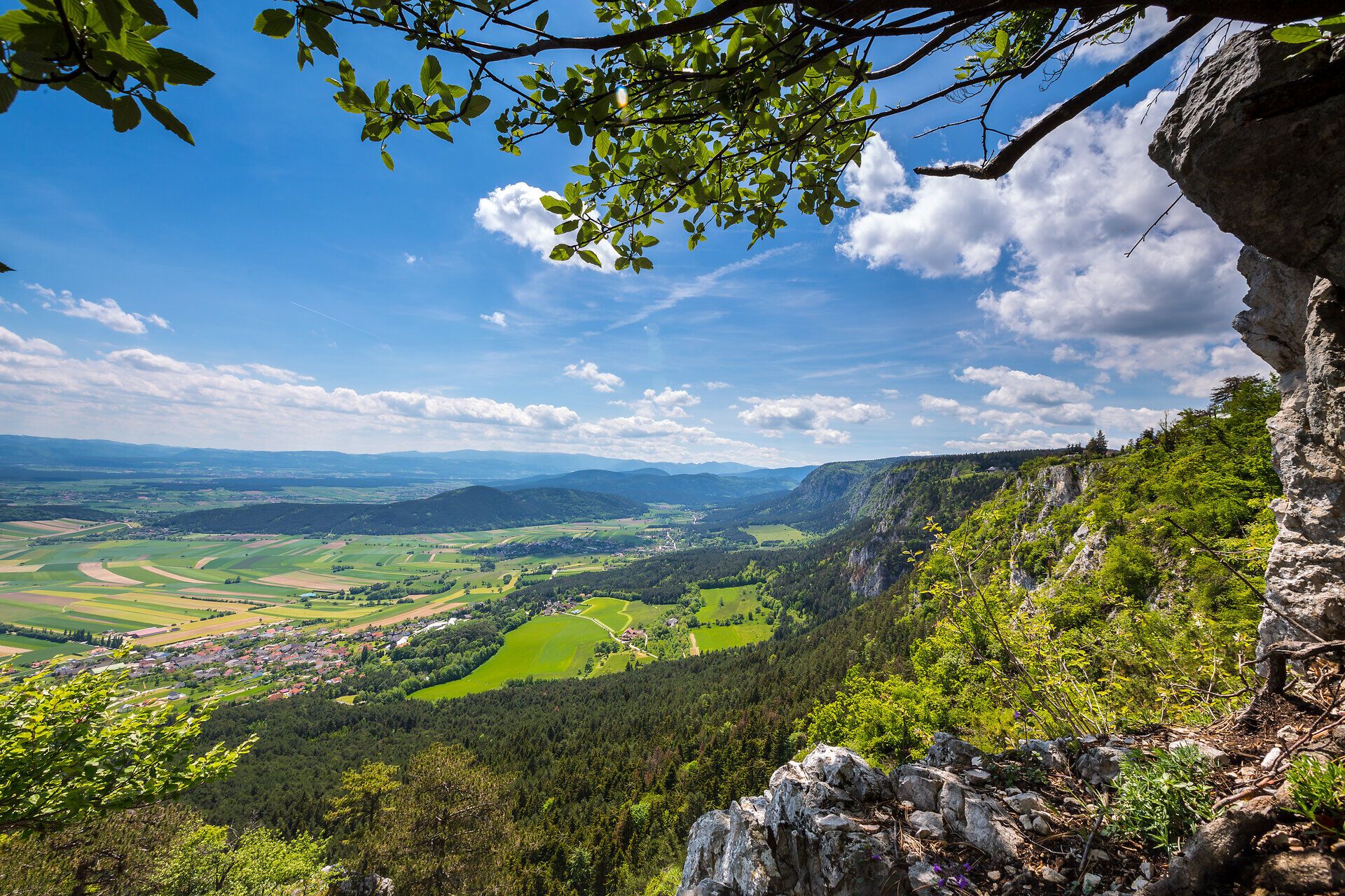 Der Ausblick vom Hanselsteighaus auf der Hohen Wand.