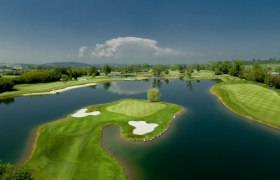 Ausblick auf den Golfplatz mit weitläufigen See.